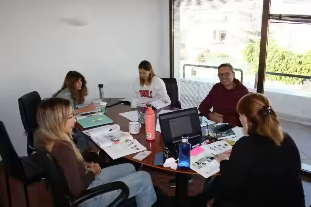 Clase grupal en Guadalmina Idiomas